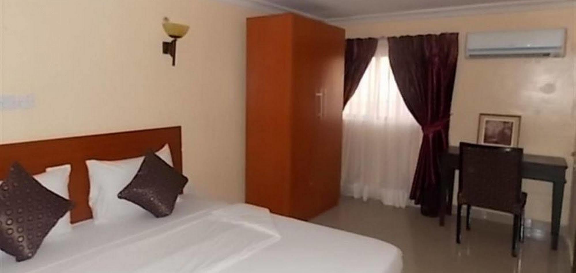 Crown Cottage Hotel Ikeja Eksteriør billede